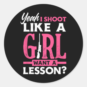 Pegatina Redonda Sí, Disparo Como Un Chica Quiere Una Lección Chica