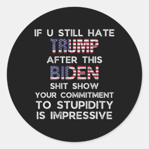 Pegatina Redonda Sigues odiando a Trump después de este Biden (atrá