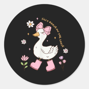 Pegatina Redonda Silly Goose En La Coqueta Perdida Chica Rosa Ki
