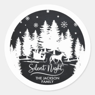 Pegatina Redonda Siluetas de pino con espesa de nieve en la noche s