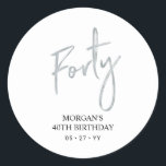 Pegatina Redonda Silver 40th Birthday Favor Gracias<br><div class="desc">Este sencillo personalizado gracias pegatina añadirá un detalle elegante a su día especial. Este diseño presenta letras de escritura plateadas modernas con texto personalizado "Cuarenta". En mi tienda BaraBomDesign hay disponibles invitaciones para cumplir 40 años y suministros para fiestas.</div>