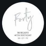 Pegatina Redonda Silver 40th Birthday Favor Gracias<br><div class="desc">Este sencillo personalizado gracias pegatina añadirá un detalle elegante a su día especial. Este diseño presenta letras de escritura plateadas modernas con texto personalizado "Cuarenta". En mi tienda BaraBomDesign hay disponibles invitaciones para cumplir 40 años y suministros para fiestas.</div>