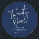 Pegatina Redonda Silver y Navy 21st Birthday Party Favor Gracias<br><div class="desc">Este sencillo personalizado gracias pegatina añadirá un detalle elegante a su día especial. Este diseño cuenta con letras de escritura plateadas modernas "Twenty One" con fondo azul marino. En mi tienda BaraBomDesign hay disponibles invitaciones y suministros para fiestas que coincidan con el 21 cumpleaños.</div>
