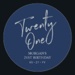 Pegatina Redonda Silver y Navy 21st Birthday Party Favor Gracias<br><div class="desc">Este sencillo personalizado gracias pegatina añadirá un detalle elegante a su día especial. Este diseño cuenta con letras de escritura plateadas modernas "Twenty One" con fondo azul marino. En mi tienda BaraBomDesign hay disponibles invitaciones y suministros para fiestas que coincidan con el 21 cumpleaños.</div>