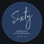 Pegatina Redonda Silver y Navy Blue Sesty 60th Birthday Party Favor<br><div class="desc">Este sencillo personalizado gracias pegatina añadirá un detalle elegante a su día especial. Este diseño presenta letras de guiones plateadas "Sixty" con texto personalizado sobre un fondo azul marino. En mi tienda BaraBomDesign hay disponibles invitaciones para cumplir 60 años y suministros para fiestas.</div>