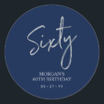 Pegatina Redonda Silver y Navy Blue Sesty 60th Birthday Party Favor<br><div class="desc">Este sencillo personalizado gracias pegatina añadirá un detalle elegante a su día especial. Este diseño presenta letras de guiones plateadas "Sixty" con texto personalizado sobre un fondo azul marino. En mi tienda BaraBomDesign hay disponibles invitaciones para cumplir 60 años y suministros para fiestas.</div>