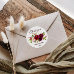 Pegatina Redonda Simple Burgundy Floral Gracias Por Favor<br><div class="desc">Estas simples gracias borgoñas florales favorecen a los clásicos pegatinas redondos, son perfectas para un boda moderno. El diseño ilustrado elegante y radiante presenta un color melocotón, rojo oscuro, rosa, blanco, acuarela, flores borgoñas y prístinas cuidadosamente agrupadas en un impresionante ramo sobre una cama de vegetación deslumbrante. Haga que el...</div>