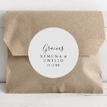 Pegatina Redonda Simple Español Gracias Favor De La Boda<br><div class="desc">Este sencillo pegatina redondo español de agradecimiento es perfecto para un boda moderno. El diseño, sencillo y elegante, presenta una tipografía de escritura clásica y elegante en blanco y negro. Haga que el pegatina le asigne las etiquetas propias, incluyendo sus nombres, el evento (si procede) y la fecha. ¡Estos pegatinas...</div>