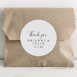 Pegatina Redonda Simple Minimalista Gracias Favor De Boda<br><div class="desc">Este sencillo pegatina redondo minimalista de agradecimiento es perfecto para un boda moderno. El diseño, sencillo y elegante, presenta una tipografía de escritura clásica y elegante en blanco y negro. Haga que el pegatina le asigne las etiquetas propias, incluyendo sus nombres, el evento (si procede) y la fecha. ¡Estos pegatinas...</div>