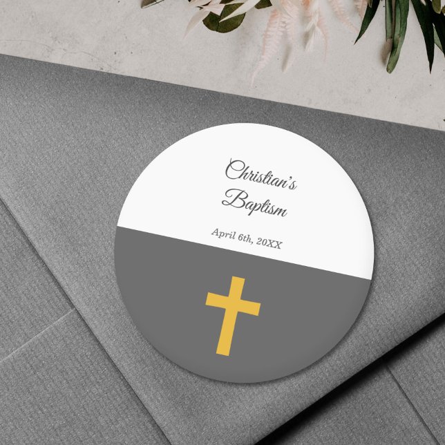 Pegatina Redonda Simple, negro con un bautismo de cruz de oro (Black with a Gold Cross Baptism Sticker)