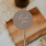 Pegatina Redonda Simple Tan Neutral Script de caligrafía Gracias<br><div class="desc">Termina tus favores matrimoniales,  tarjetas de agradecimiento,  o empaque de negocios para los clientes con estos simples pegatinas de agradecimiento en beige neutro con "gracias" en letras de guiones de caligrafía blanca. Coordina con nuestra colección de bodas de mareas de lastre.</div>