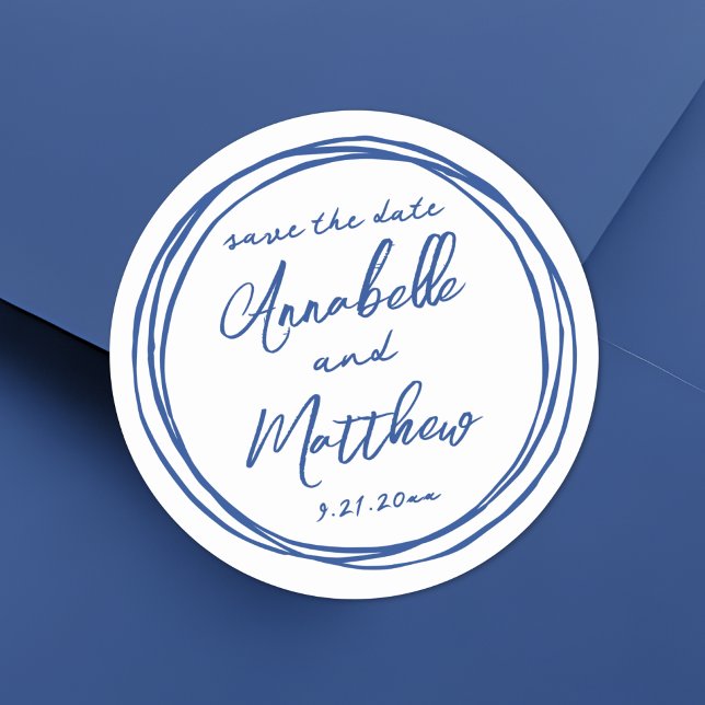 Pegatina Redonda Simple y Moderno Aviso de Compromiso Azul para Gua (Simple Trendy Blue Engagement Save The Date Classic Round Sticker )