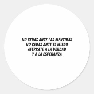 Pegatina Redonda Sin Cedas Ante Las Mentiras (negro)