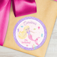 Sirena con el pelo rubio y criaturas marinas cumpl