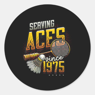 Pegatina Redonda Sirviendo Aces desde 1975 Nacimiento de Badminton 