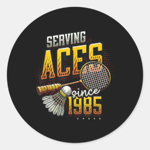 Pegatina Redonda Sirviendo Aces desde 1985 Nacimiento de Badminton 