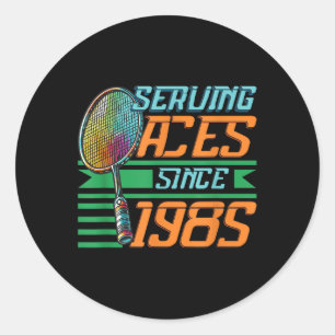 Pegatina Redonda Sirviendo Aces desde 1985 Nacimiento de Badminton 