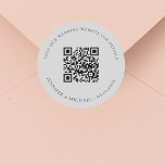 Pegatina Redonda sitio web boda detalles de código QR gris rsvp<br><div class="desc">Añade tu url para el sitio web de tu boda. Para información,  detalles,  rsvp en línea. Fondo de color gris claro,  texto negro.</div>