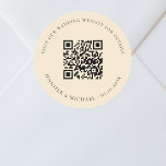Pegatina Redonda sitio web boda detalles de código QR melocotón rsv<br><div class="desc">Añade tu url para el sitio web de tu boda. Para información,  detalles,  rsvp en línea. Fondo color melocotón claro,  texto negro.</div>