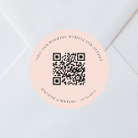 Pegatina Redonda sitio web boda detalles de código QR melocotón rsv<br><div class="desc">Añade tu url para el sitio web de tu boda. Para información,  detalles,  rsvp en línea. Un fondo color melocotón,  texto negro.</div>