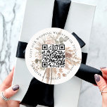 Pegatina Redonda sitio web boda detalles de código QR pampas rsvp<br><div class="desc">Añade tu url para el sitio web de tu boda. Para información,  detalles,  rsvp en línea. Un fondo blanco adornado con hierbas enmohecidas,  pampas y eucalipto.</div>