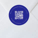 Pegatina Redonda sitio web boda detalles de código QR rsvp azul mar<br><div class="desc">Añade tu url para el sitio web de tu boda. Para información,  detalles,  rsvp en línea. Fondo azul marino,  texto blanco.</div>