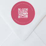 Pegatina Redonda sitio web boda detalles de código QR rsvp magenta<br><div class="desc">Añade tu url para el sitio web de tu boda. Para información,  detalles,  rsvp en línea. Fondo de color magenta,  texto blanco.</div>