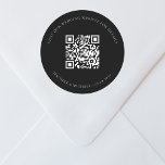 Pegatina Redonda sitio web boda detalles de código QR rsvp negro<br><div class="desc">Añade tu url para el sitio web de tu boda. Para información,  detalles,  rsvp en línea. Fondo negro,  texto blanco.</div>