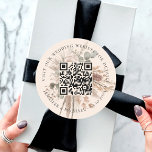 Pegatina Redonda sitio web boda detalles de código QR rsvp pampas b<br><div class="desc">Añade tu url para el sitio web de tu boda. Para información,  detalles,  rsvp en línea. Un fondo beige de color crema adornado con hierbas enmohecidas,  pampas y eucalipto.</div>