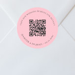 Pegatina Redonda sitio web boda detalles de código QR rsvp rosa<br><div class="desc">Añade tu url para el sitio web de tu boda. Para información,  detalles,  rsvp en línea. Fondo de color rosa,  texto negro.</div>