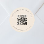 Pegatina Redonda sitio web boda detalles del código QR rsvp beige<br><div class="desc">Añade tu url para el sitio web de tu boda. Para información,  detalles,  rsvp en línea. Un fondo beige de color crema,  un texto negro.</div>