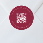 Pegatina Redonda sitio web boda detalles del código QR rsvp burgund<br><div class="desc">Añade tu url para el sitio web de tu boda. Para información,  detalles,  rsvp en línea. Fondo de color burdeos,  texto blanco.</div>