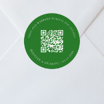 Pegatina Redonda sitio web boda detalles del código QR rsvp esmeral<br><div class="desc">Añade tu url para el sitio web de tu boda. Para información,  detalles,  rsvp en línea. Fondo de color verde esmeralda,  texto blanco.</div>