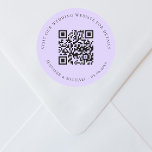 Pegatina Redonda sitio web boda QR detalles información rsvp violet<br><div class="desc">Añade tu url para el sitio web de tu boda. Para información,  detalles,  rsvp en línea. Color de fondo violeta de color lavanda.</div>