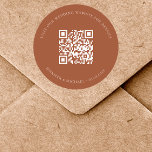 Pegatina Redonda sitio web del boda Detalles del código QR naranja<br><div class="desc">Añade tu url para el sitio web de tu boda. Para información,  detalles,  rsvp en línea. Fondo de color naranja quemado,  texto blanco.</div>