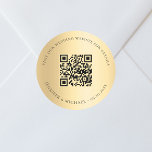 Pegatina Redonda sitio web del boda detalles del código QR rsvp oro<br><div class="desc">Añade tu url para el sitio web de tu boda. Para información,  detalles,  rsvp en línea. Un fondo falso de aspecto dorado,  texto negro.</div>