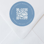 Pegatina Redonda sitio web del boda QR información detallada de rsv<br><div class="desc">Añade tu url para el sitio web de tu boda. Para información,  detalles,  rsvp en línea. Un fondo polvoriento azul,  de colores.</div>