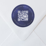 Pegatina Redonda sitio web del boda QR información detallada de rsv<br><div class="desc">Añade tu url para el sitio web de tu boda. Para información,  detalles,  rsvp en línea. Un fondo azul marino,  de color desigual.</div>