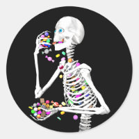 Skeleton comiendo dulces de Halloween