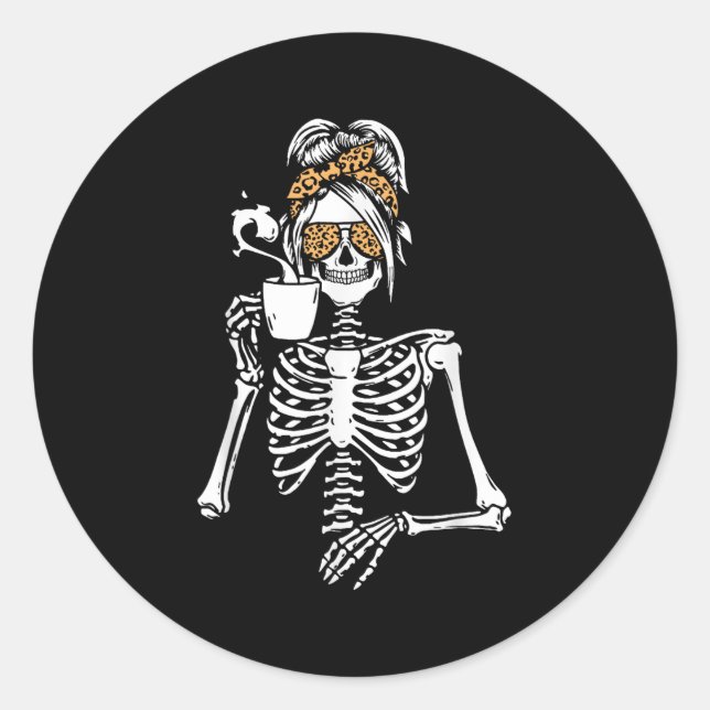 Pegatina Redonda Skeleton Messy Bun Coffee Drinking Halloween Costu (Anverso)