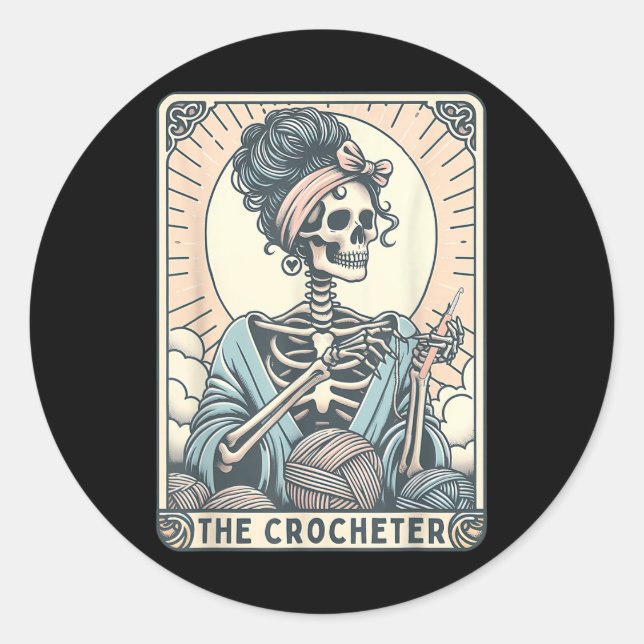 Pegatina Redonda Skeleton The Crocheter Mom Tarot Card Knitter Croc (Anverso)