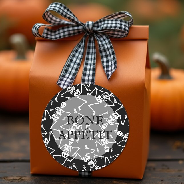 Pegatina Redonda Skeletons BONE APPÉTIT (Skeletons on black round stickers feature the wording BONE APPÉTIT)