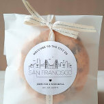 Pegatina Redonda Skyline San Francisco Deco | Boda Favor De La Bien<br><div class="desc">¡Mejore sus paquetes de bienvenida para bodas o sus favores para fiestas con un personalizado de pegatinas de bienvenida! Estos elegantes y minimalistas pegatinas están diseñados para un boda que tiene lugar en la hermosa ciudad de San Francisco, California. Cuentan con un moderno paisaje de diseño con el nombre de...</div>