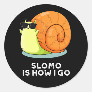 Pegatina Redonda Slomo Es Cómo Me Voy Funny Snail Pun Dark BG