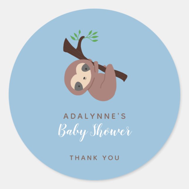 Pegatina Redonda Sloth Baby Shower es un lindo guión de chico marró (Anverso)