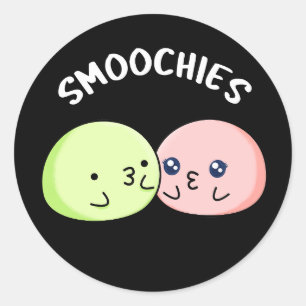 Pegatina Redonda Smoochies divertidos besando a Mochi Pun Dark BG