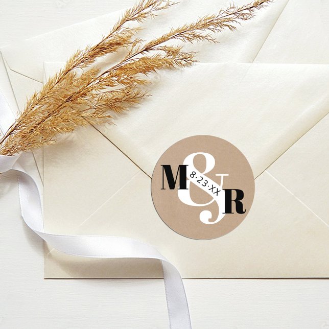 Pegatina Redonda Sobre de Boda de monograma de Kraft rústico (Elegant rustic kraft modern black and white ampersand monogram wedding invitation sticker label)