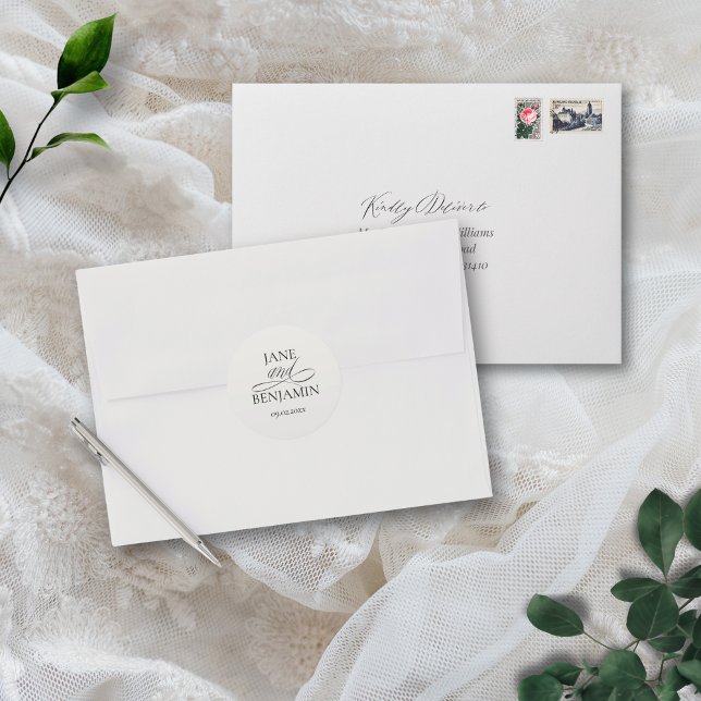 Pegatina Redonda Sobre elegante simple de Boda blanco y negro (These elegant, minimalist envelope seals will add a touch of class to your wedding invitations)
