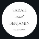 Pegatina Redonda Sobre elegante simple de Boda blanco y negro<br><div class="desc">Estos emoticones de boda sencillos pero elegantes se pueden usar para sobres de invitación a bodas, fiestas de compromiso, duchas de novias, cenas de ensayo, favores de boda, cestas de regalos de invitados fuera de la ciudad, etc. El diseño neutro, blanco y negro, minimalista, incluye un guión moderno de caligrafía...</div>