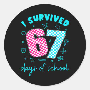 Pegatina Redonda Sobreviví 67 Días De Escuela Meme Divertido Camise
